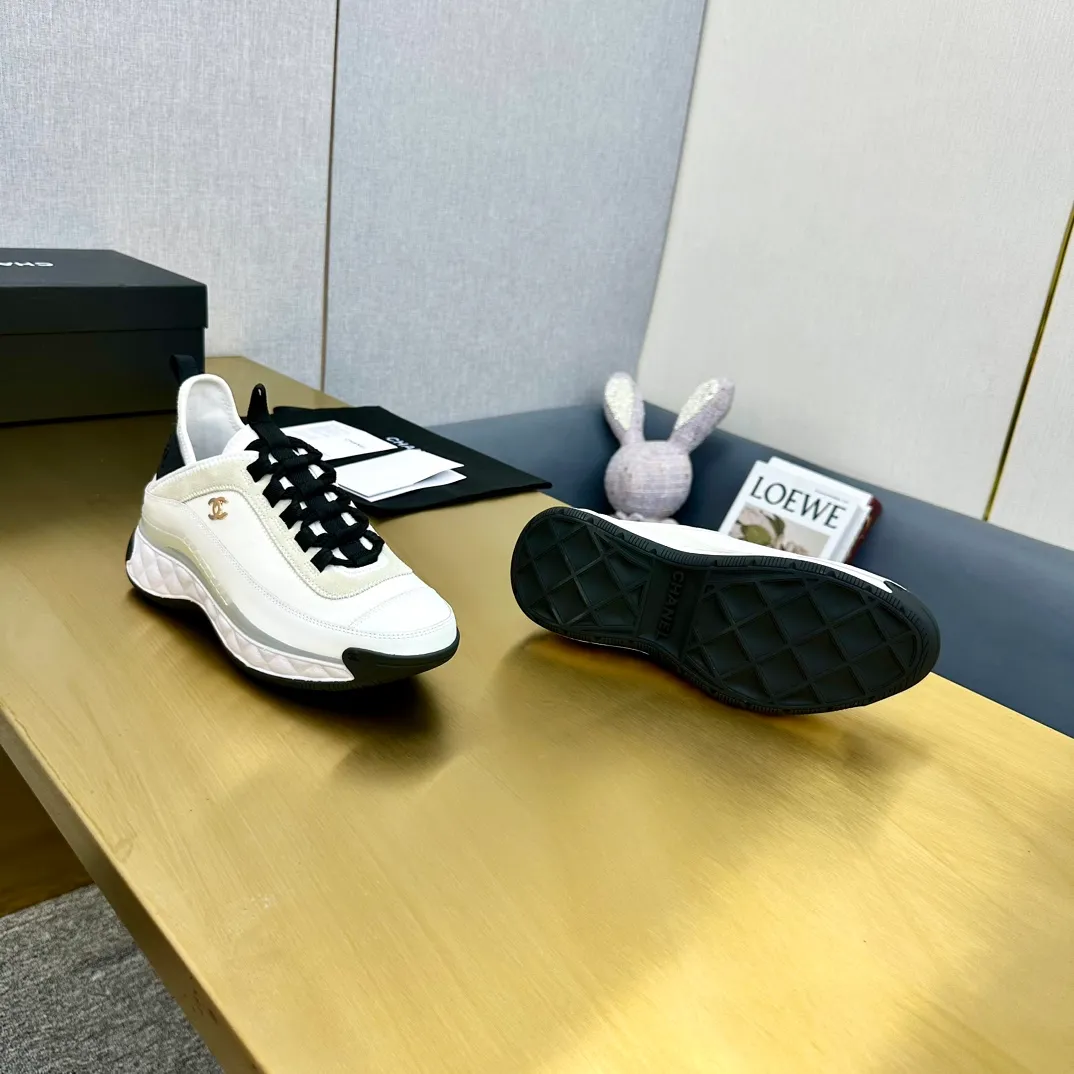 👟👟Ex-factory price 480👟👟 Top version Chanel Chanel - 2023 counter top casual sports shoes This classic design; the upper is electro-embroidered with a variety of techniques; the outsole is fashionable and sporty; it is unusual to incorporate a variety of color matching elements... The diversified mix and match is very beautiful and versatile, and can be used for leisure, fashion, sports and outdoor... ꫛꫀꪝ Go➫ Material: ❶The upper is made of: original imported mercerized velvet + double-layer breathable mesh ❷The inner lining is made of: the original imported breathable mesh ❸The outsole is based on: original T👟👟factory price U combination outsole counter boutique packaging full set women 35-41 men 38-46 ᅟᅠᅟᅠᅟᅠ